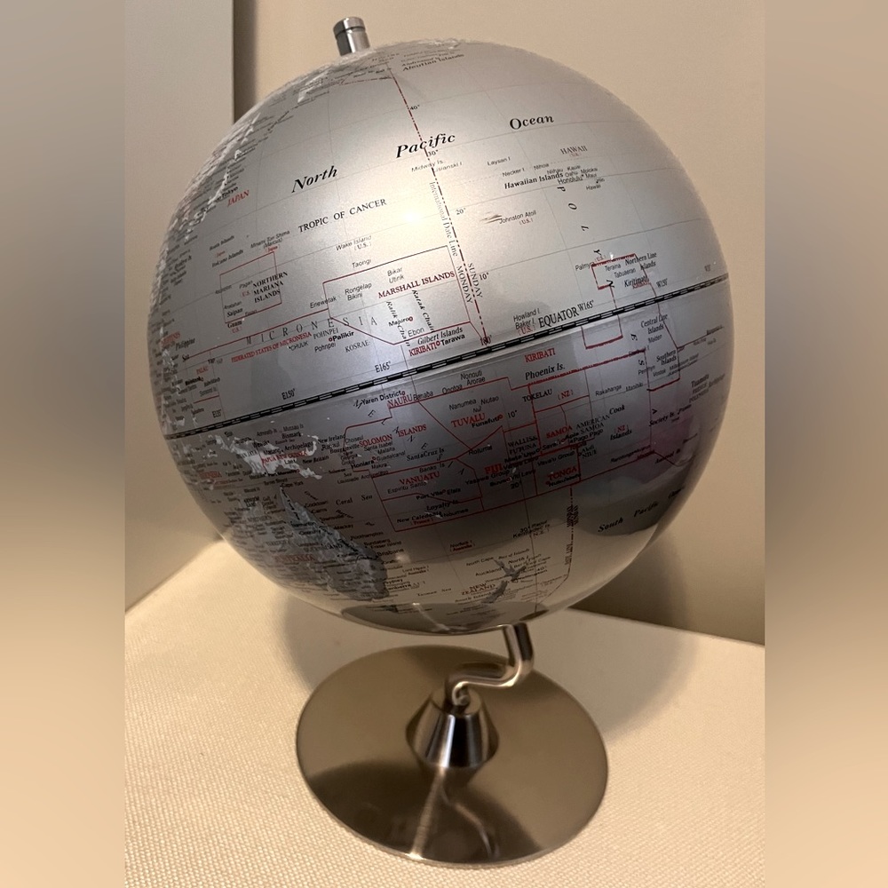 Silver terrestrial globe
30x40 cm
"C" BASE 12" SILVER GLOBE